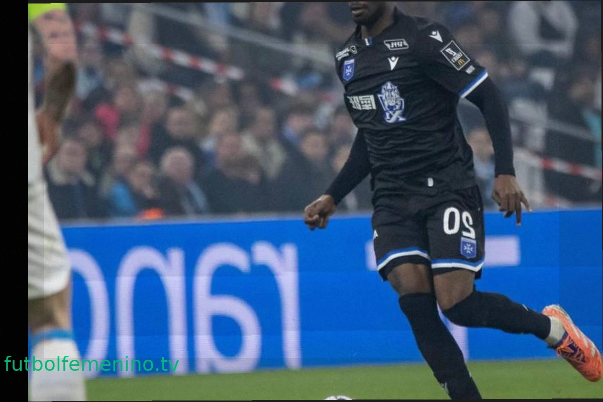 Sinaly Diomandé, defensa del Auxerre, sufre un esguince de hombro en Sochaux