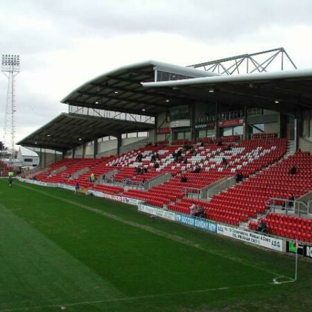 Renovación del Estadio Racecourse Ground: Planes y Comparación con la Premier League