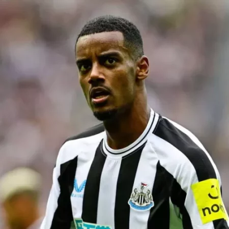 Newcastle United evalúa alternativa de la Bundesliga ante posible salida de Isak