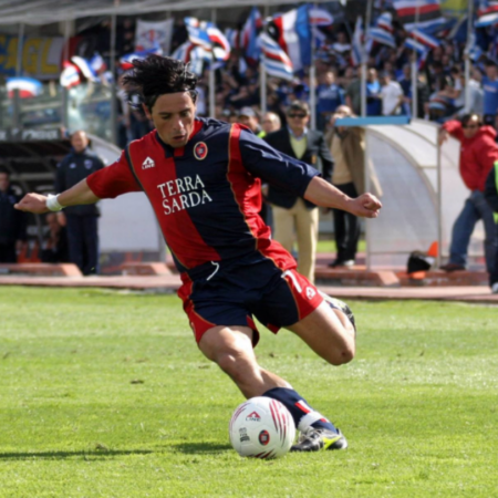 Nicola celebra la victoria del Cagliari y el debut de Coman