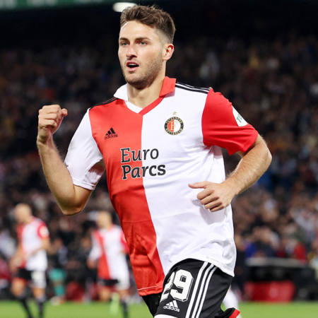 Santiago Giménez inicia su etapa en el AC Milan con exámenes médicos