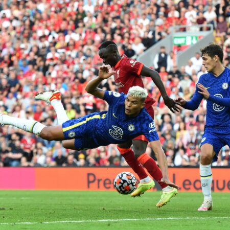 El Liverpool considera fichar dúo de la Premier League para reforzar la defensa, incluyendo objetivo de traspaso del Chelsea