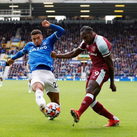 Posible Regreso de Abraham a la Premier League: West Ham y Everton en la Pelea