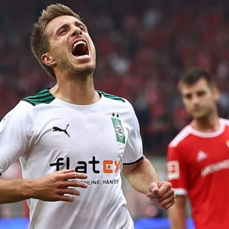 El Gladbach sigue de cerca a dos atacantes de la Bundesliga