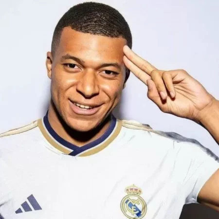 Kylian Mbappé Recibe Tarjeta Roja Tras Dura Entrada y Podría Perderse El Clásico