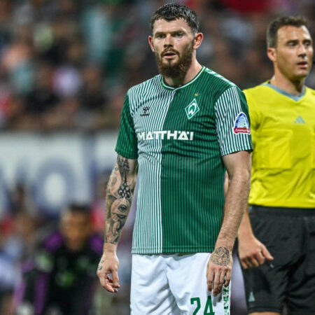 Werder Bremen celebra a Oliver Burke tras su destacada actuación y la tercera victoria consecutiva