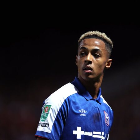 El Salario de Omari Hutchinson en Ipswich Town y el Interés de Leeds y Burnley