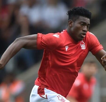 Taiwo Awoniyi del Nottingham Forest fuera de peligro tras cirugía