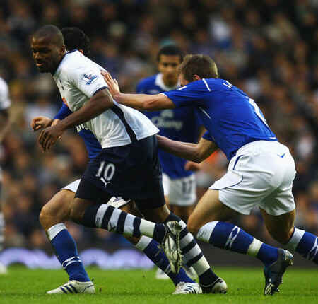 Tottenham Lidera la Lucha por el Defensa Brasileño Vanderson