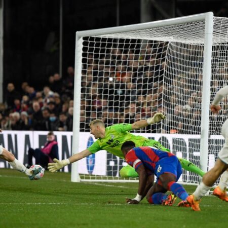 Burnley, Crystal Palace y Borussia Mönchengladbach Compiten por el Centrocampista Congoleño Bongeli