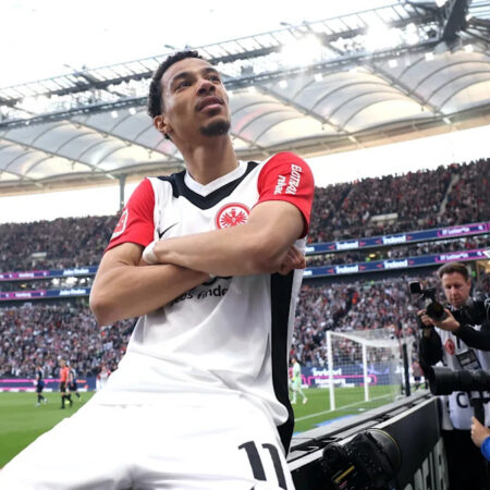 El Ascenso de Hugo Ekitike: El Delantero de la Bundesliga que Interesa a Chelsea y Liverpool