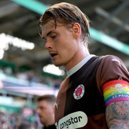 Eric Smith del St. Pauli, objetivo principal del Olympique de Lyon
