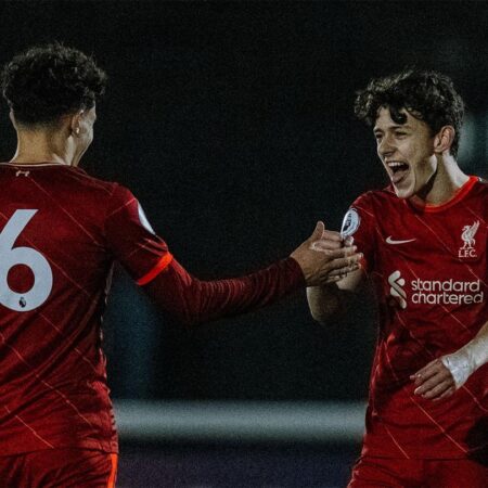 Clubes de la Premier League Compiten con Derby y Wrexham por Owen Beck del Liverpool