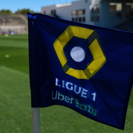 Oficial: Talentoso defensa central del Dortmund se marcha a un club de la Ligue 1