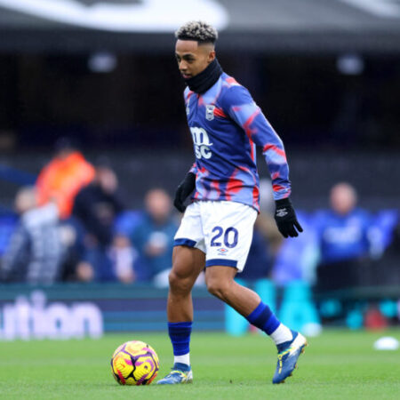 El Brentford considera a Omari Hutchinson del Ipswich ante la posible salida de Mbeumo