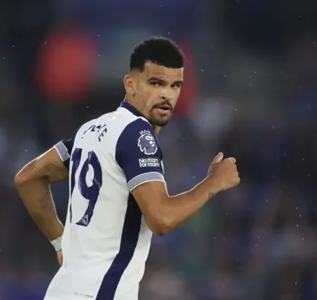 El Tottenham Hotspur Lidera la Carrera por Sani Suleiman, la Estrella Emergente de Nigeria