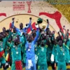 Senegal presenta su trofeo de la Copa África en París en medio de la polémica