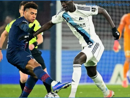 Moustapha Mbow: El Defensa Senegalés que se Ha Vuelto Indispensable en el Paris FC