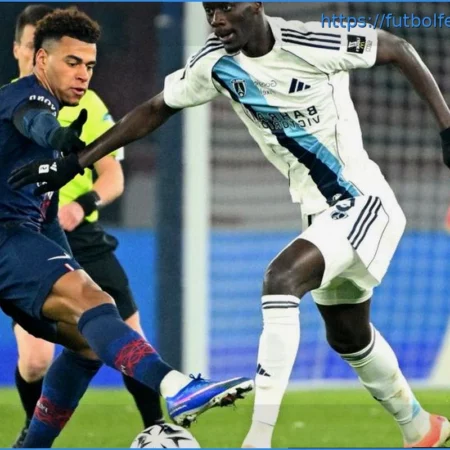 Moustapha Mbow: El Defensa Senegalés que se Ha Vuelto Indispensable en el Paris FC